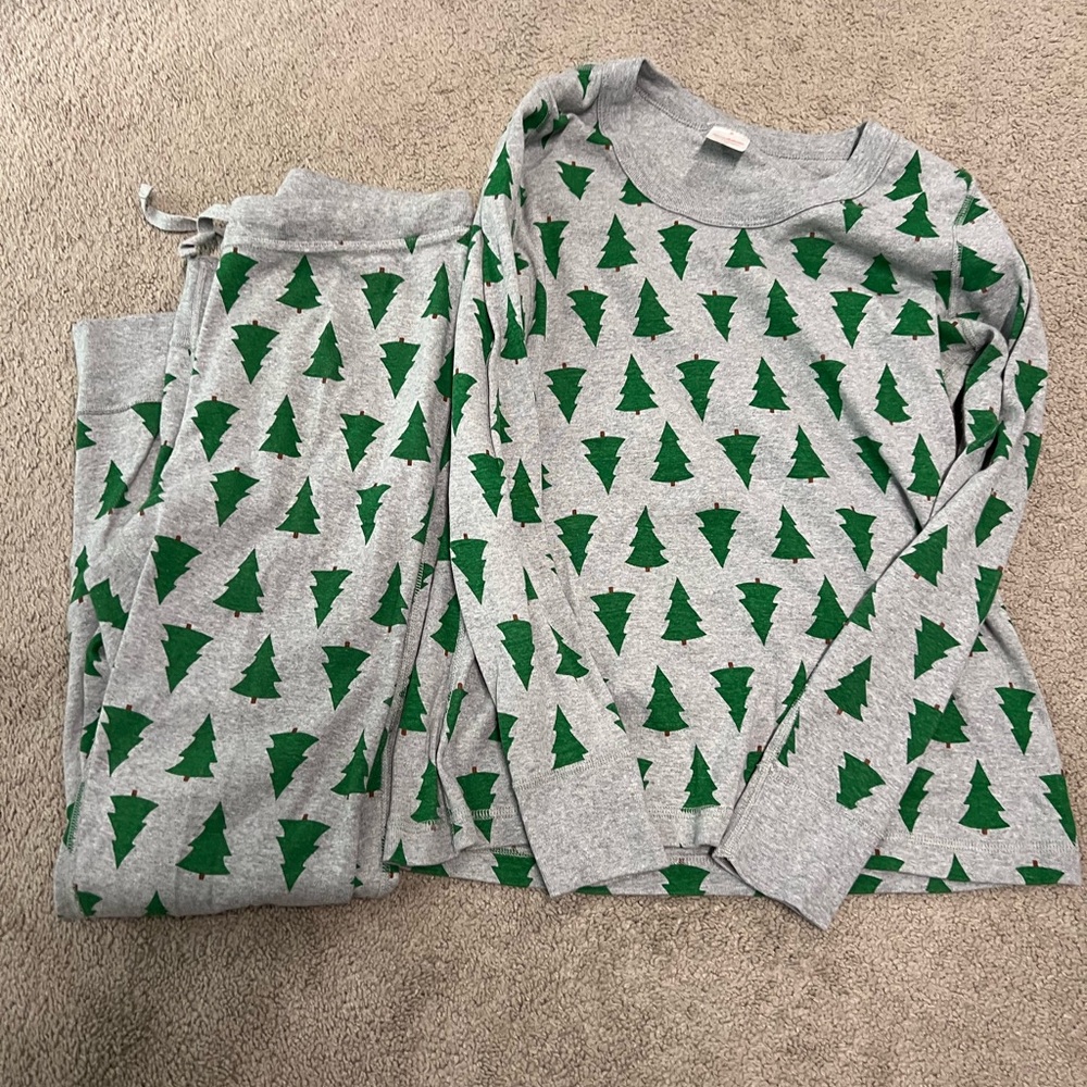 Hanna Andersson Gray Pajamas with Green Tree Pattern